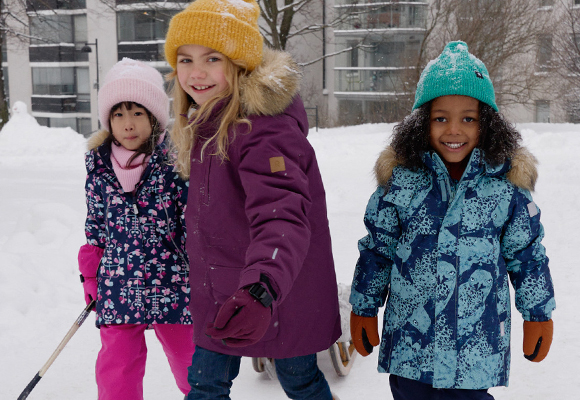 Девченки начеку : зимние куртки для активных и неотразимых